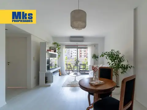 Venta. 2 ambientes al frente. Terraza propia con parrilla.