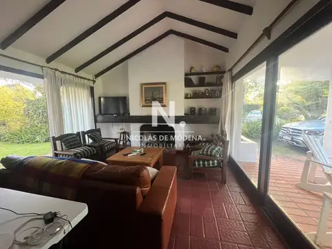 Casa 4 ambientes con 2 baños