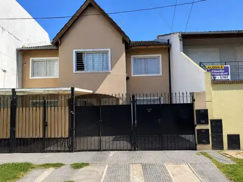 VENTA DUPLEX 4 AMB. C/ PATIO Y COCHERA - ITUZAINGÓ
