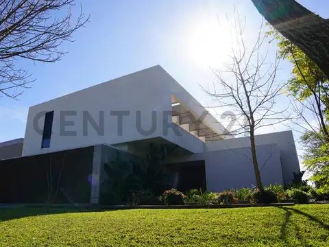 Casa 10 ambientes con 5 baños