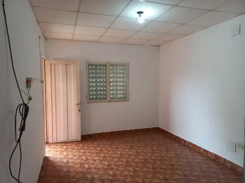 Se alquila casa dos dormitorios amplio terreno en Colonia Avellaneda