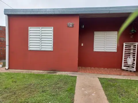 Se alquila casa dos dormitorios amplio terreno en Colonia Avellaneda