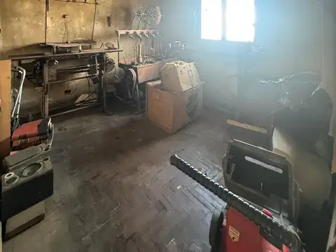 Casa 8 ambientes con 2 baños