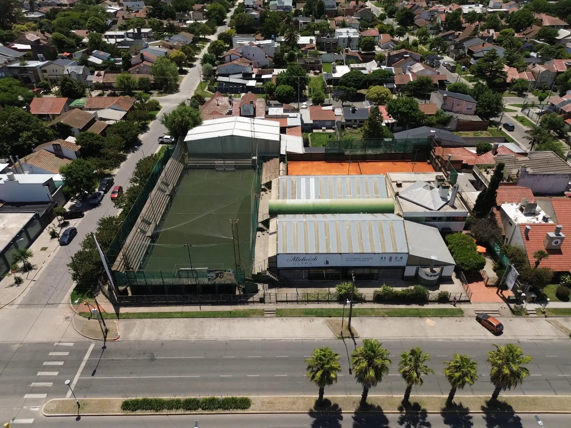 Complejo Deportivo o fracción con potencial p/desarrollo sobre Av. Constitución