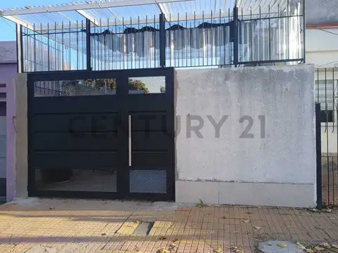 12 bis esquina 77 - Casa en venta con patio, pileta y parrilla