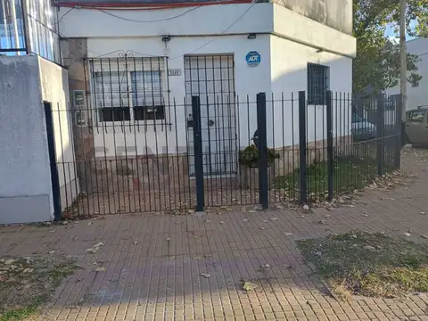 12 bis esquina 77 - Casa en venta con patio, pileta y parrilla