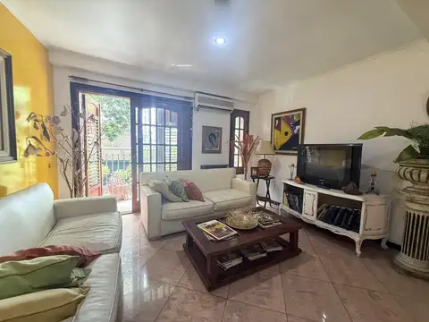 Casa- Venta Hermoso triplex de 5 ambientes con cochera y baulera