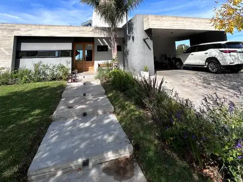 Casa en una planta con vista al golf y al lago