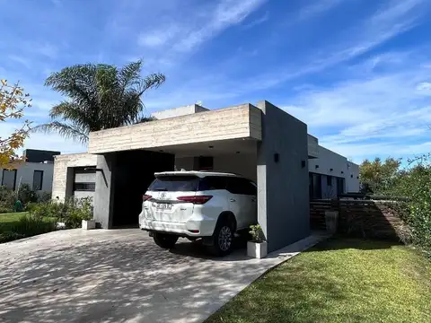 Casa en Venta en El Cantón - Barrio Golf, USD 450.000
