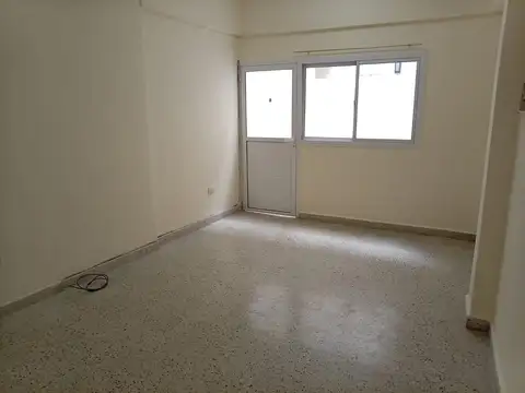 Monoambiente.- Av. San Martín 700