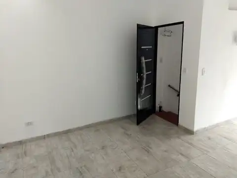 Depto Tipo Casa en Alquiler en Lomas De Zamora, $ 560.000