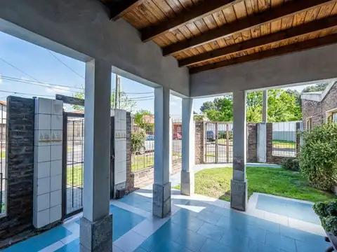 Casa en Venta con 2 cocheras