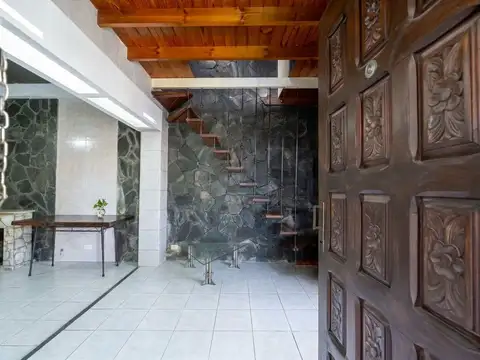CASA EN VENTA 4 AMBIENTES CON COCHERA EN SAN JUSTO