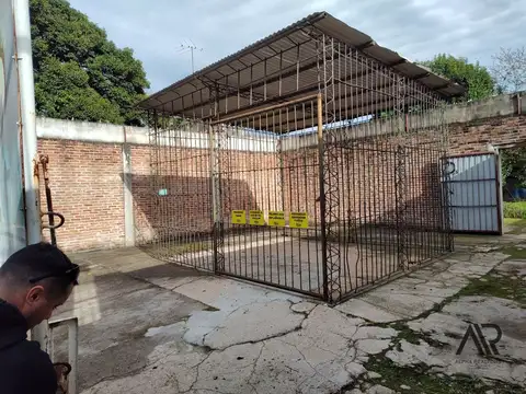 Alquiler de local comercial en calle Santiago Artigas a 1 cuadra de  Luis Batlle Berres (Paso de la Arena) 100