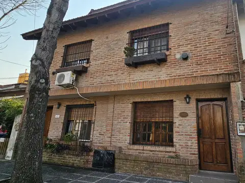 Mariano Moreno al 3000 esq. Pedro Goyena