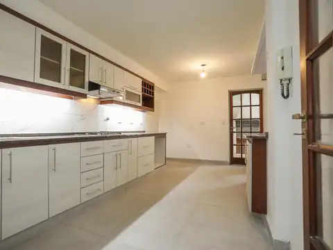 Venta impecable Casa  tipo Chalet lista para mudarte | 5 ambientes | Cochera | Patio | Caballito