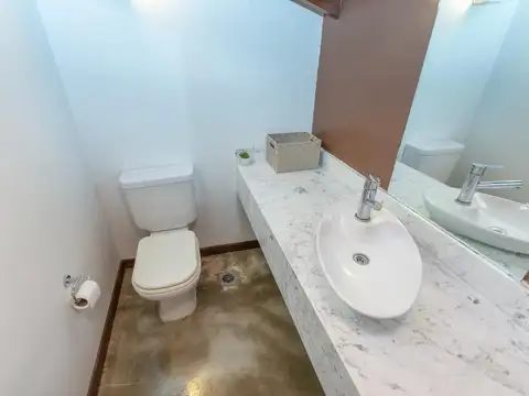 Casa 8 ambientes con 5 baños