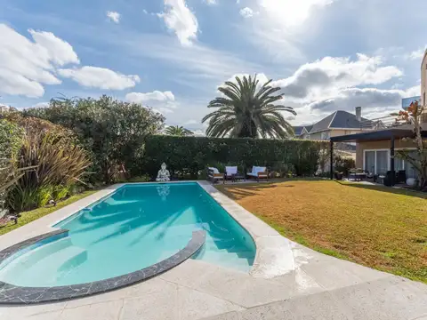 CASA EN VENTA - 8 AMBIENTES - BARRIO SEPTIEMBRE - ESCOBAR - CON CINE Y PILETA CLIMATIZADA