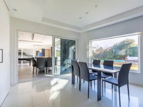 Casa 8 ambientes con 5 baños