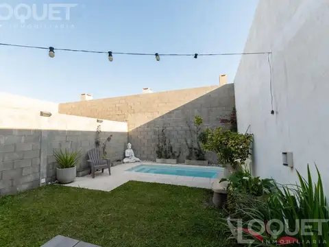 Casa 3 dormitorios, patio verde y pileta en venta. Barrio La Esmeralda, Santa Fe