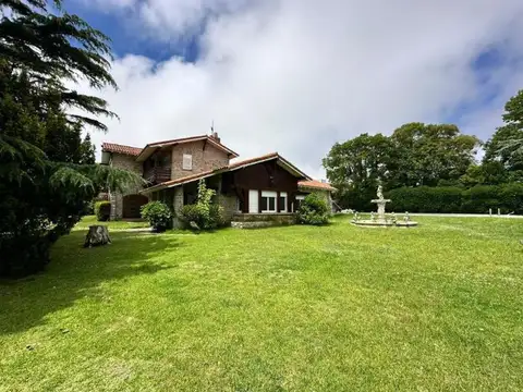 Casa en Venta con 4 cocheras