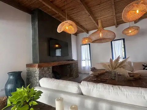 Casa en Alquiler con 6 cocheras
