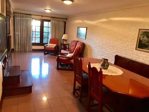 Casa 4 ambientes con 5 baños