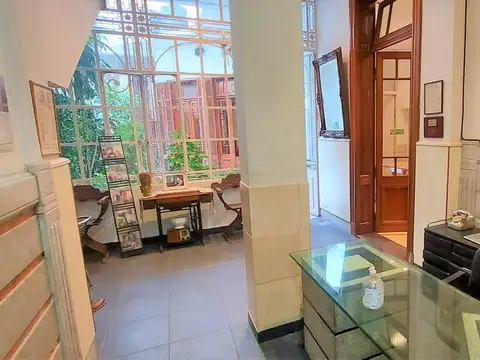 Oficina 8 ambientes con 5 baños