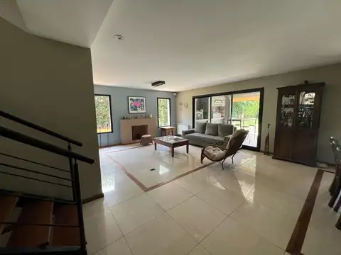 Casa en Alquiler con 1 cochera