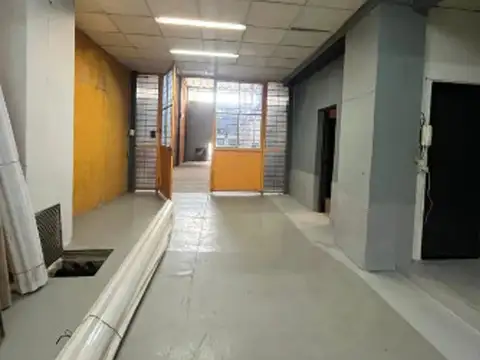 Galpón con Oficinas y Local al Frente en Alquiler.
