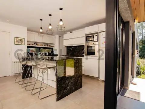 Casa 6 ambientes con 2 baños