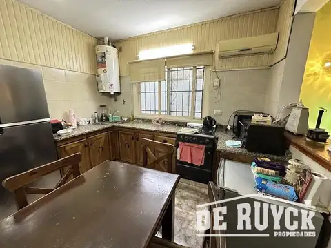 Casa con quincho en barrio San Emilio