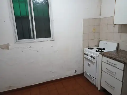 DEPARTAMENTO A REFACCIONAR 2 AMBIENTES CON PATIO - EXCELENTE UBICACION -
