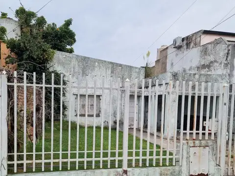 CASA A REFACCIONAR BUENA UBICACION