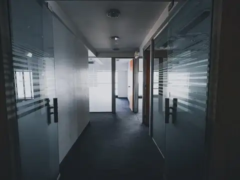 Oficina en Alquiler con 4 cocheras