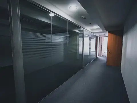 Oficina 10 ambientes con 4 baños