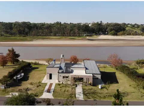 Casa de tres dormitorios, tres baños y amplio lote con salida al rio abierto. El Solar de Victo...