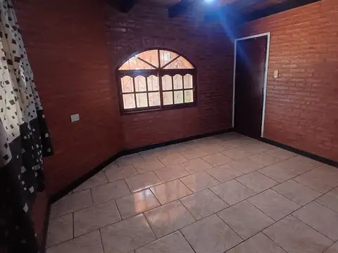 Casa en Alquiler con 2 cocheras