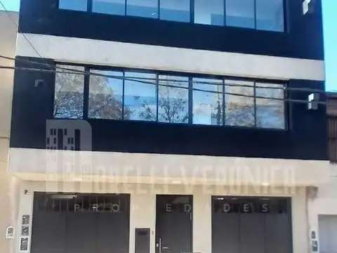 Departamento con jardín y cochera 