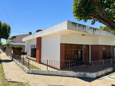 VENTA CASA 3 AMBIENTES CON PATIO Y COCHERA QUILMES