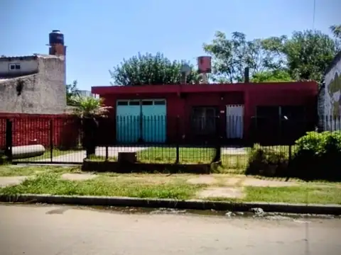 VENTA DE CASA DE CUATRO AMBIENTES LAFERRERE