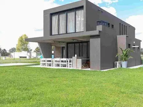 Casa en Alquiler con 6 cocheras