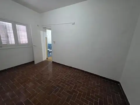 En Venta en Palomar Casa de 4 Ambientes Al Frente con Entrada de Auto F: 11119