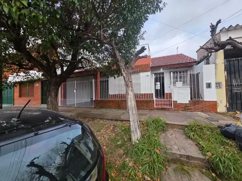 En Venta en Palomar Casa de 4 Ambientes Al Frente con Entrada de Auto F: 11119