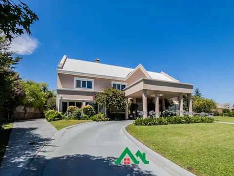 Casa en venta en Country Las Delicias – 4 dormitorios, pileta climatizada y quincho