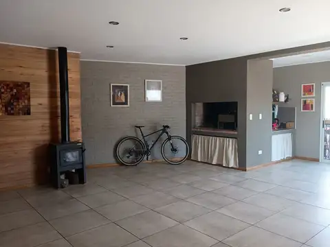 Casa 4 ambientes con 2 baños