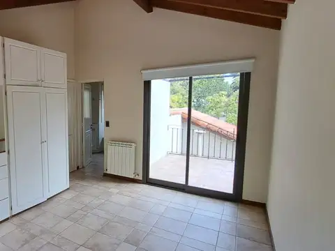 Casa en Alquiler con 2 cocheras