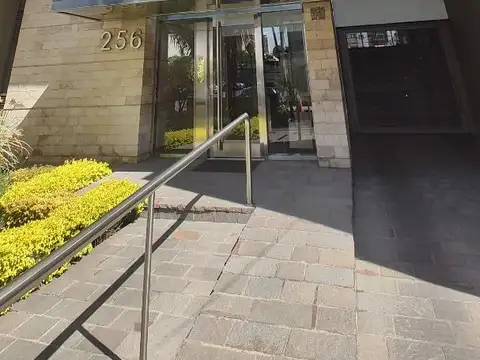 EXCELENTE SEMIPISO 2 AMB AMPLIO C/COCHERA Y BALCON EN LOMAS!