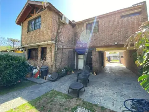 Casa en venta - 4 Dormitorios 4 Baños - 375Mts2 - Moreno