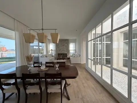 Casa en Venta con 2 cocheras